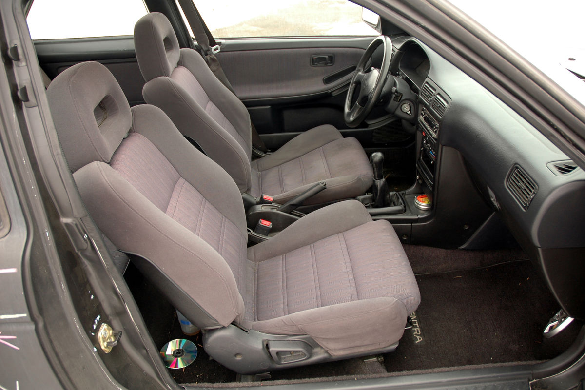 Sentra SE-R interior with kick pods